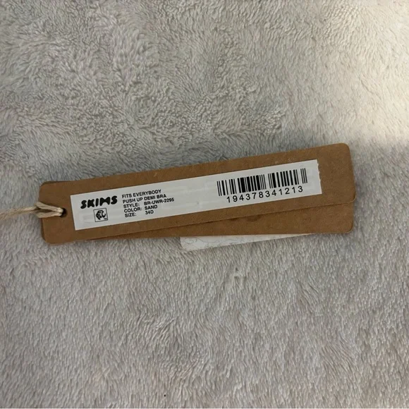 SKIMS Beige fits everybody push up bra - Picture 2 of 2